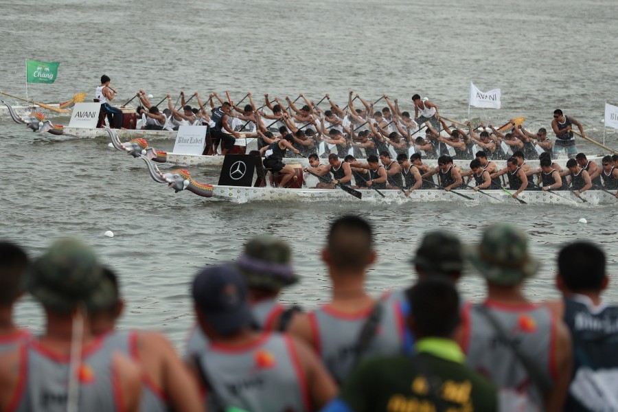 The victory dash at Kings Cup Elephant Boat Race
