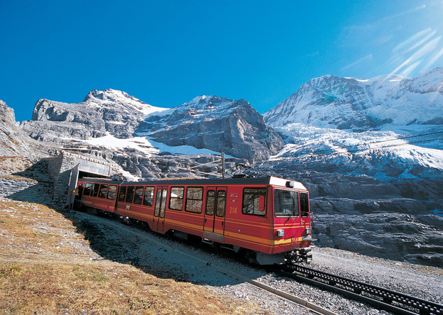 Climbing the Eiger by train. Discover an umissable adventure. JB 008 Tunneleingang