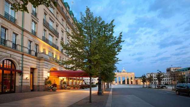 Andy Mossack reviews The Adlon Kempinski in Berlin and reckons it's the best hotel in Euirope. adlon1
