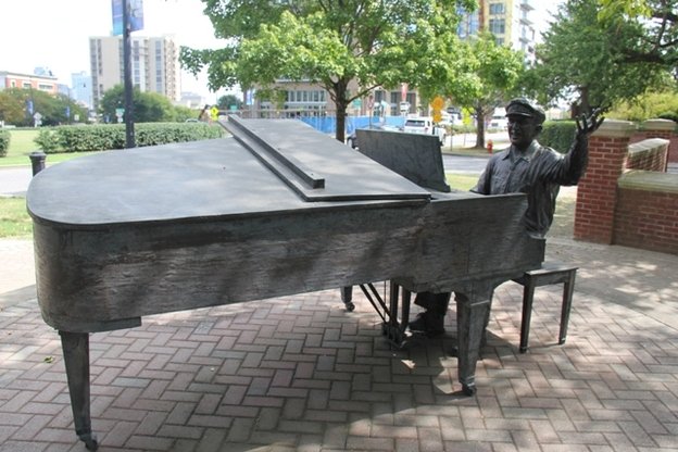 nashville staue