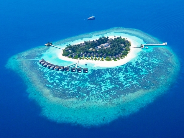 Now, with over 100 to choose from, Rupert Parker picks his best four resorts in the Maldives . Kandolhu from air