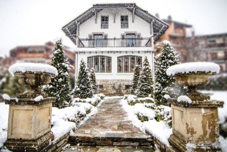 Andy Mossack reviews the Villa Rose Boutique Hotel in alpine Samoens a very desirable place to enjoy the alpine region ft villa blurred 1