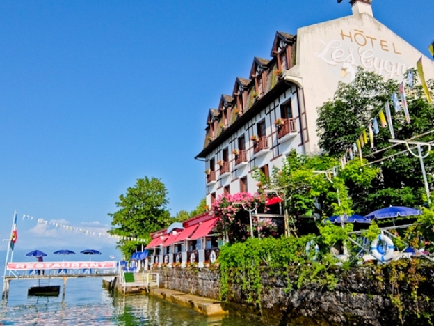 Hotel Les Cygnes and lake