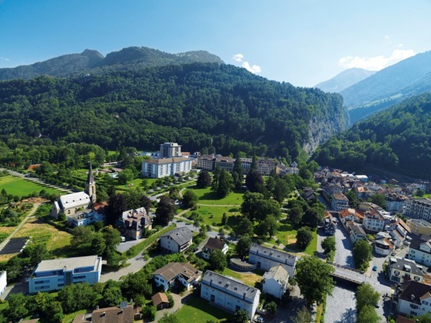 Andy Mossack continues his Grand Tour of Switzerland with a stop over at the Grand Resort Bad Ragaz, where he even gets a free hotel Porsche to use as a guest.  Resort Aussenansicht Luftaufnahme Dorf Schlucht