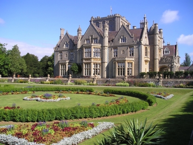 As English as the afternoon tea the hotel serves, De Vere Tortworth Court in South Gloucestershire, with white beehives dotted along the lengthy drive, Union Jack fluttering above, epitomises the quintessential country retreat.
