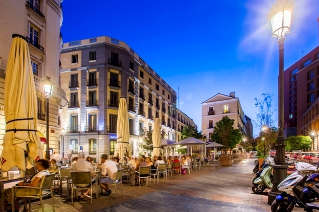 Lucy Daltroff stays at the Radisson Blu Madrid and finds an arty boutique hotel right by the Prado. RDBLU Hotel Madrid Prado MADZH 054