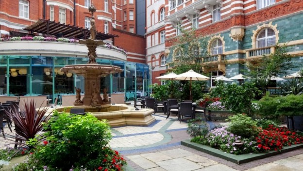 Andy Mossack reviews the London Taj Hotel in St. James' Court. taj SJC courtyard 03 57510859 l2753