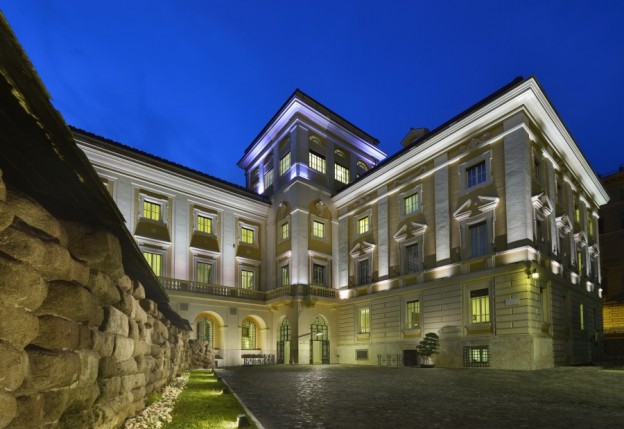 Andy Mossack stays at Palazzo Montemartini Rome and revels in Roman elegance. Esteno night mod