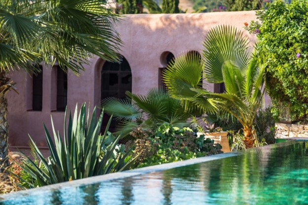 Anthea Gerrie reviews Jardin Des Douars Essaouira Hotel and finds it full of art and cuisine from two African nations. Jardin des Douars pool