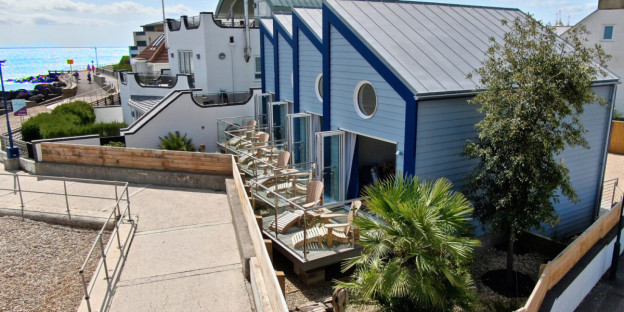 At Beachcroft Hotel & Beach Hut Suites Michael Edwards discovers that the humble beach hut has gone designer. Main Beach Hut Image 1600x800 1 e1646752047687