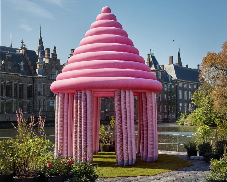 Andy Mossack visits the new free BlowUp Art The Hague inflatable installation.