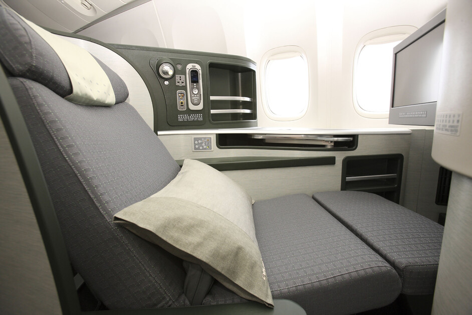 JD Murphy reviews the Eva Air Royal Laurel Class cabin and revels in multi award-winning business service.