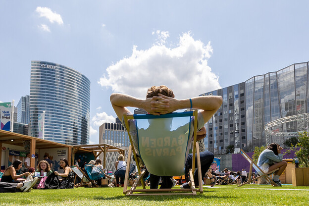 Andy Mossack visits the wide-open spaces of the Paris La Défense district. Traffic free and minutes from the city centre. Basing yourself here is a no brainer.