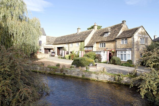 Andy Mossack reviews a one-bedroom rustic Cotswold cottage rental in Bourton-on-the-Water, one of the Cotswolds’ most popular villages.