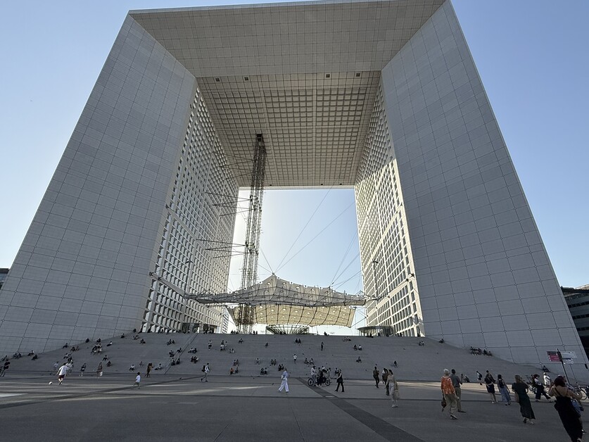 Andy Mossack visits the wide-open spaces of the Paris La Défense district. Traffic free and minutes from the city centre. Basing yourself here is a no brainer.