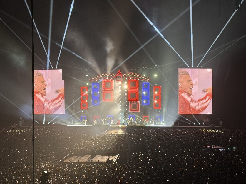 Robbie Williams concert La Defense (C) Andy Mossack
