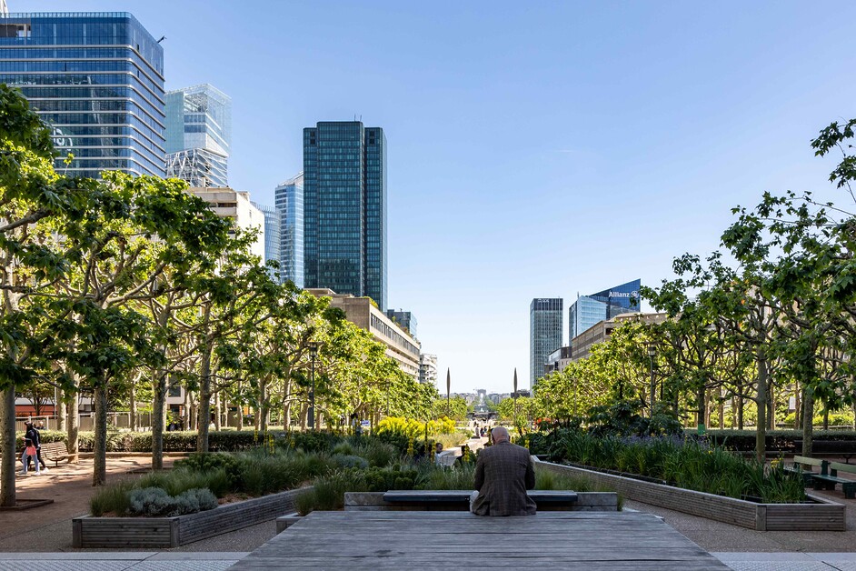 Andy Mossack visits the wide-open spaces of the Paris La Défense district. Traffic free and minutes from the city centre. Basing yourself here is a no brainer.