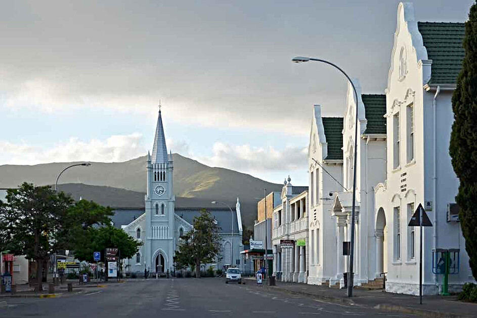 Sarah Kingdom visits the town of Robertson, not far from Cape Town, and discovers why the area is known as the valley of wine, horses and roses.
