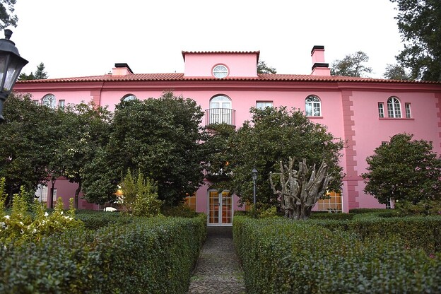 Anna Smith stays at Hotel Quinta da Serra and is thoroughly seduced by this pink mystery mansion.