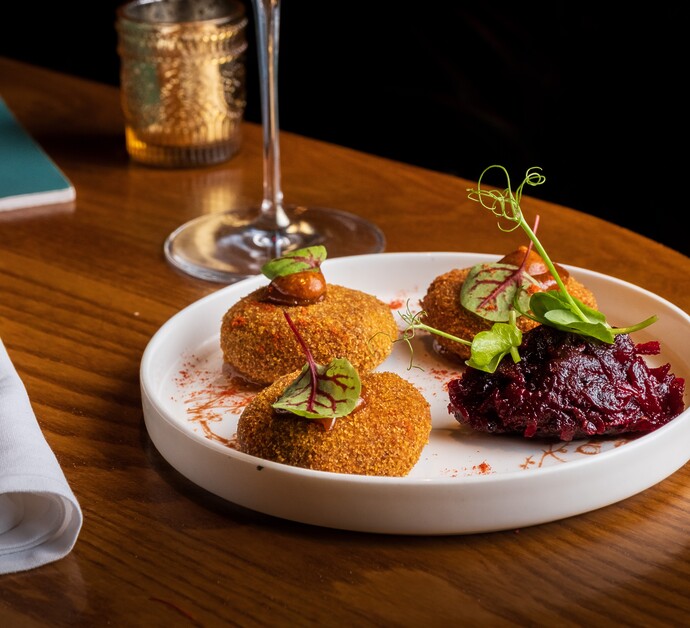 As Kinky Boots meets Colonel Saab, Andy Mossack reviews another tasty dining/theatre combination.