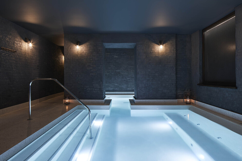 Andy Mossack reviews St. James’ Court,A Taj Hotel and finds it a right royal residence.