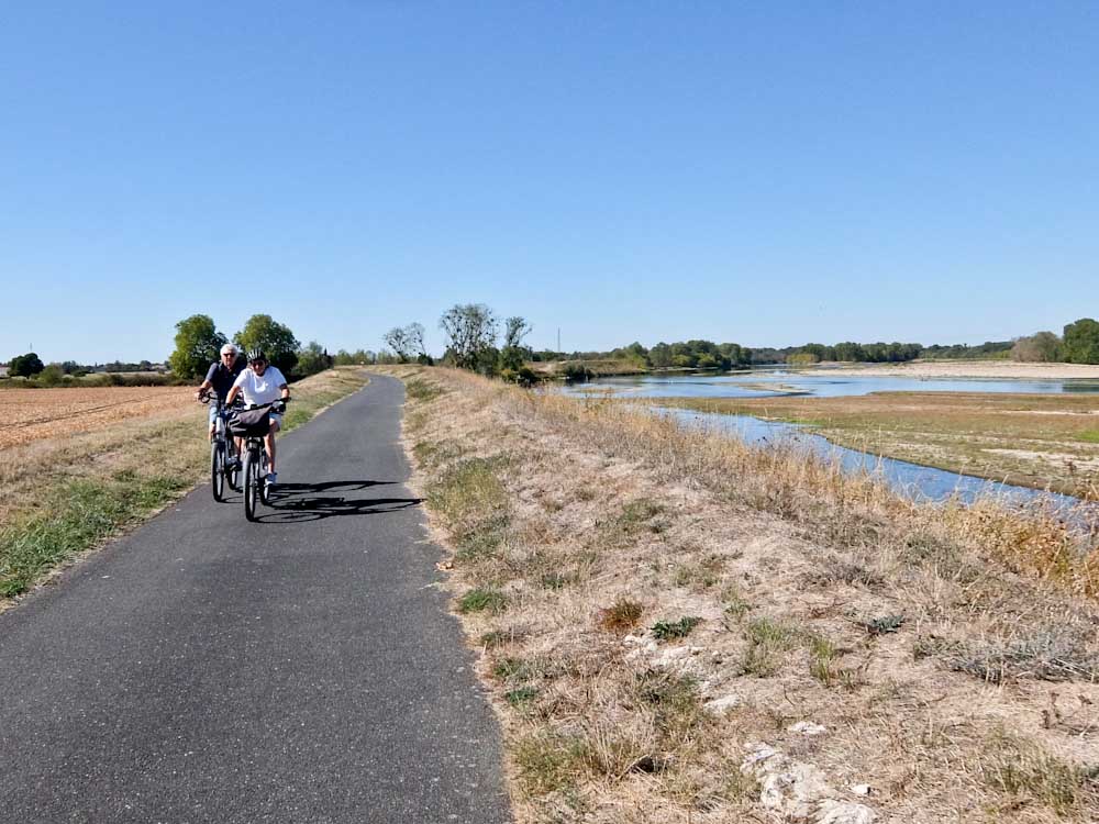 Rupert Parker gets on his E-bike and goes cycling from Paris to Orléans in France following the Seine and Loire rivers.