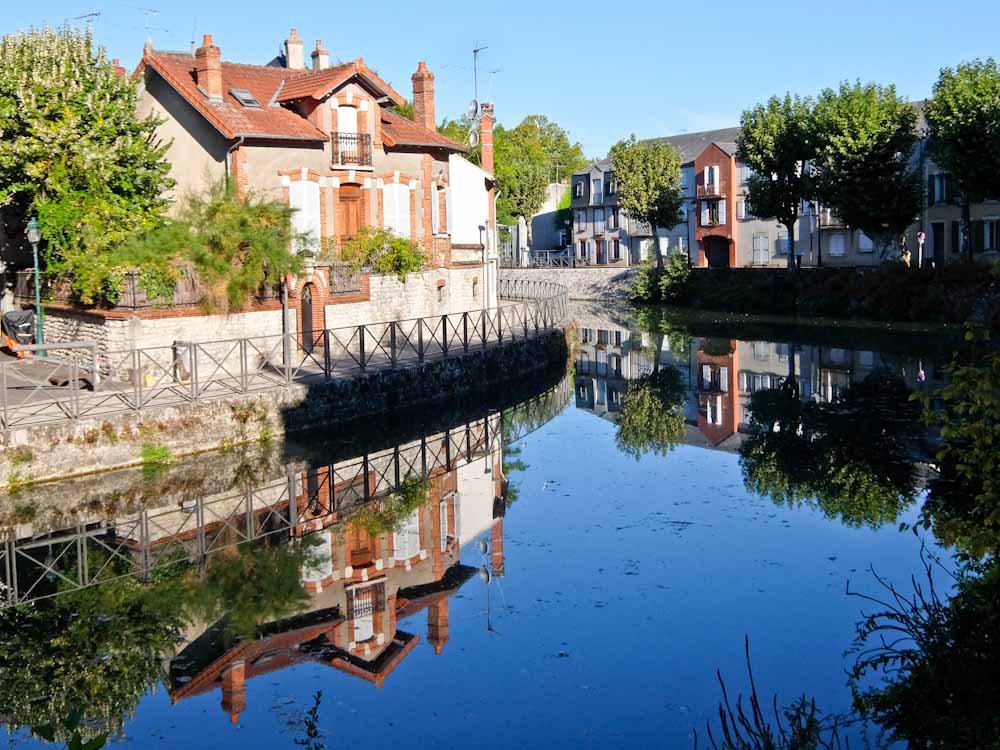 Rupert Parker gets on his E-bike and goes cycling from Paris to Orléans in France following the Seine and Loire rivers.