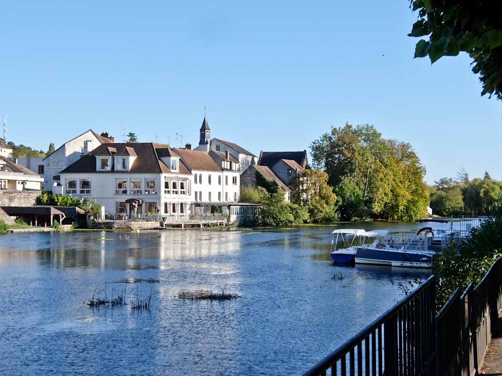 Rupert Parker gets on his E-bike and goes cycling from Paris to Orléans in France following the Seine and Loire rivers.