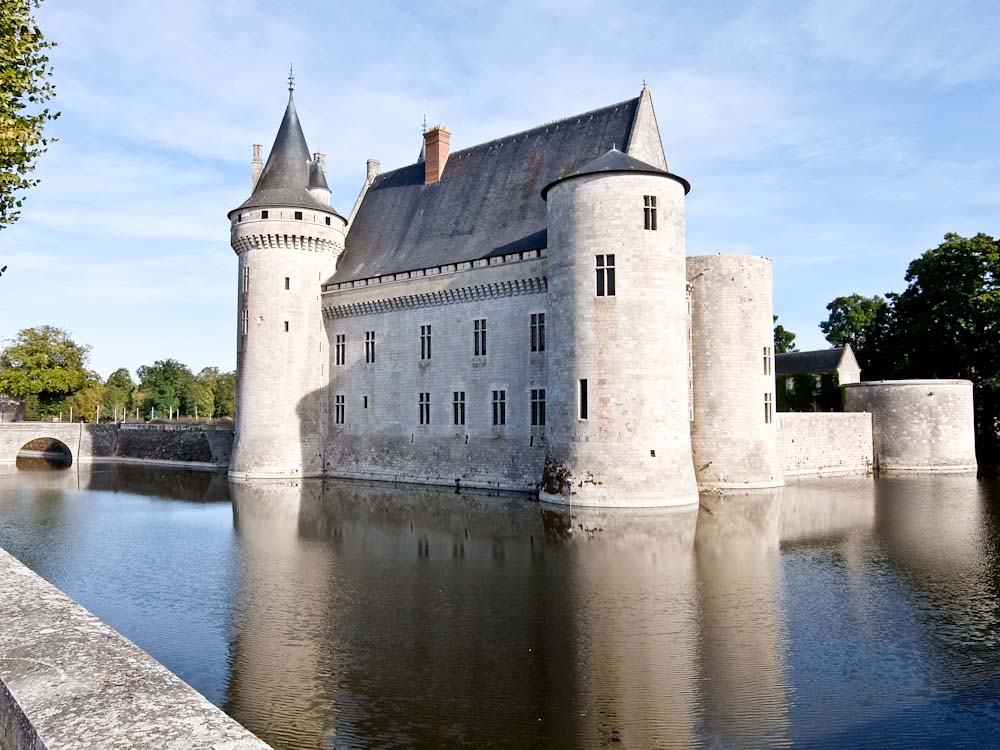 Rupert Parker gets on his E-bike and goes cycling from Paris to Orléans in France following the Seine and Loire rivers.
