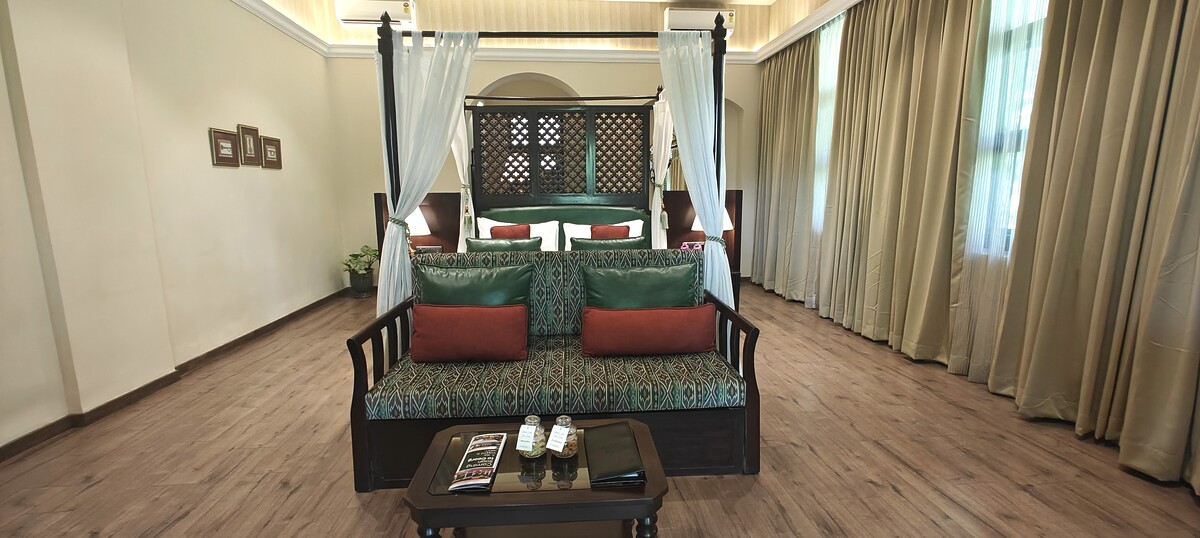 Bindu Gopal Rao stays at the Royal Orchid Metropole and soaks in the vibes of the city with a regal past.