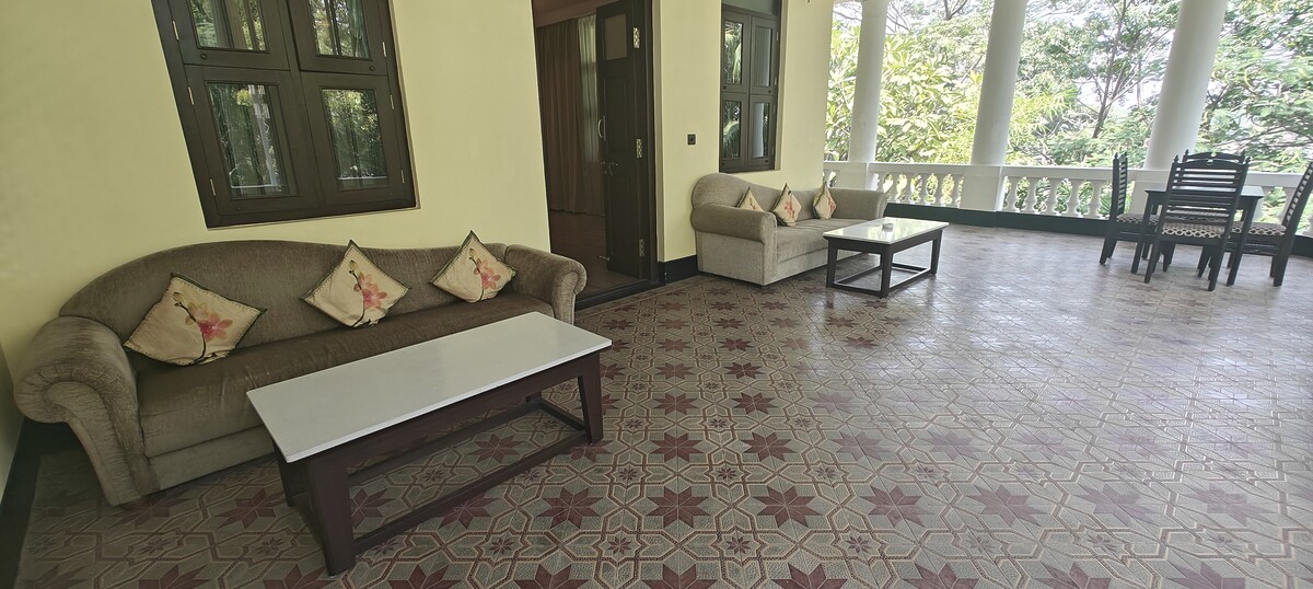 Bindu Gopal Rao stays at the Royal Orchid Metropole and soaks in the vibes of the city with a regal past.