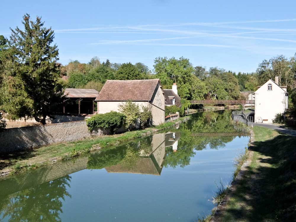 Rupert Parker gets on his E-bike and goes cycling from Paris to Orléans in France following the Seine and Loire rivers.