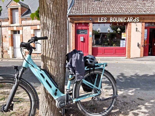 Rupert Parker gets on his E-bike and goes cycling from Paris to Orléans in France following the Seine and Loire rivers.
